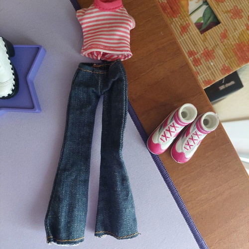 Bratz doll like new with extra clothes and stand