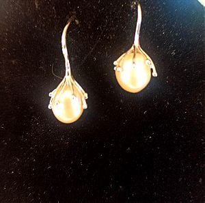 Ασημένια σκουλαρίκια με μαργαριτάρια γλυκού νερού.