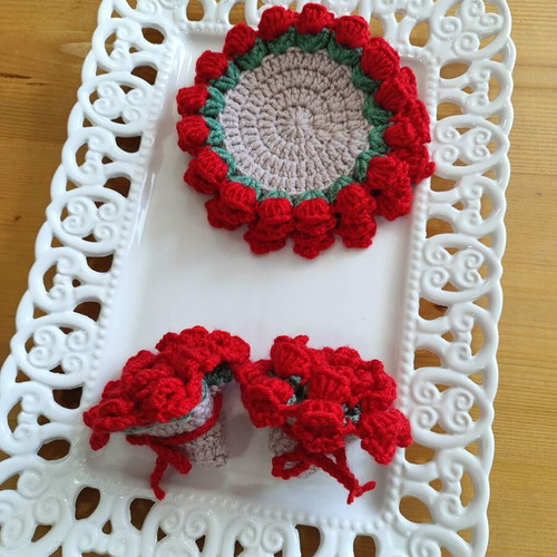Crocheted coasters, decorative flower bouquet style