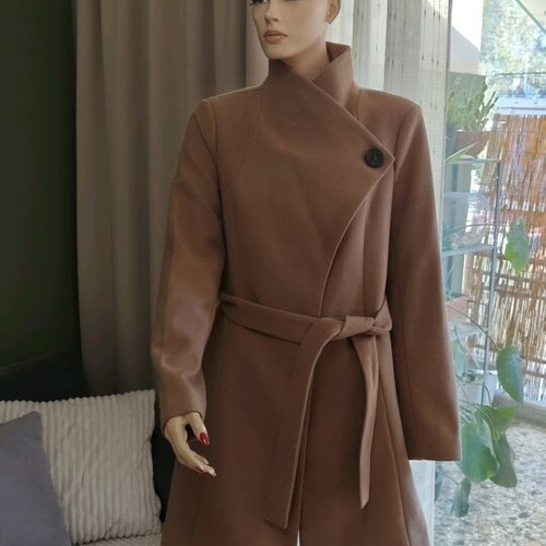 Lynne camel coat like new with belt and modern design