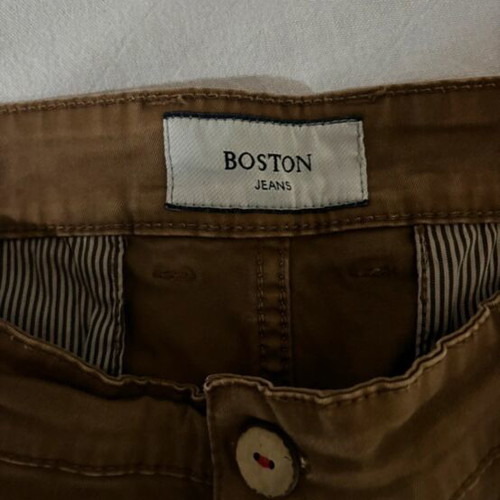 Boston teenage pants like new, size 32 for boys