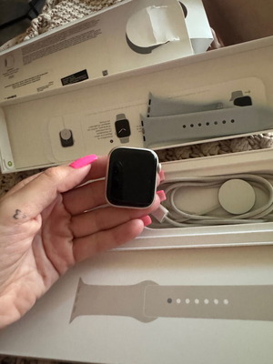 Apple Watch 7 Starlight 45MM σαν καινούργιο με έξτρα γαλάζιο λουράκι