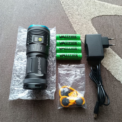 Supwildfire flashlight 18000LM 12xCREE XM-L2 LED with LCD screen charger and 4 batteries new