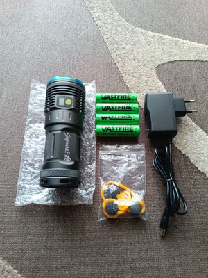 Supwildfire flashlight 18000LM 12xCREE XM-L2 LED with LCD screen charger and 4 batteries new