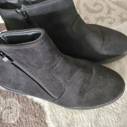 Suede boots size 38 like new with inner fur black
