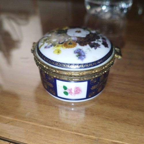 Porcelain small jewelry box used with brass frame