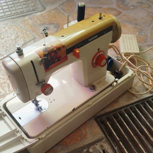 Brother 851 electric sewing machine used, excellent condition with case