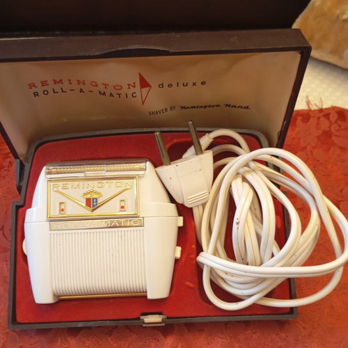 Remington Roll-A-Matic Deluxe vintage electric shaver like new