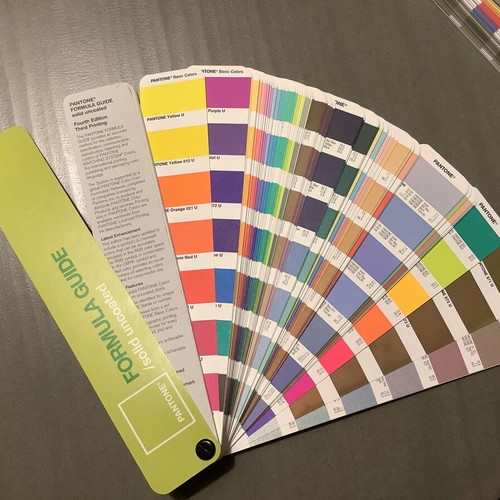 Pantone professional graphic designer bag like new with 7 Pantone guides