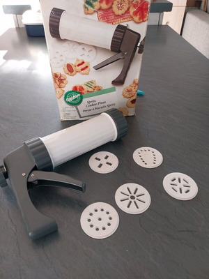 Cookie press used with 5 design discs