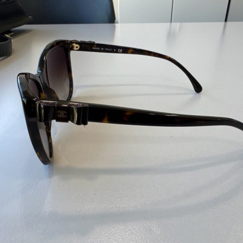 Channel sunglasses with bow on arm like new, brown