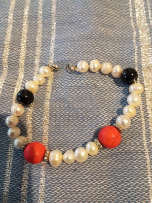 Bracelet with real pearls like new, coral and black agate
