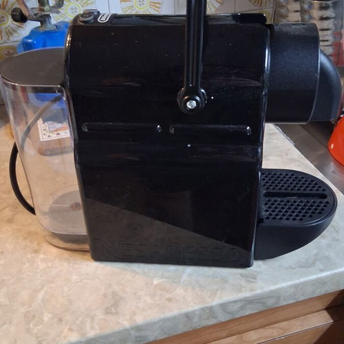 DeLonghi Inissia Nespresso capsule coffee machine with milk frother