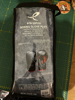 Boxing set 10oz with gloves, mouthguard & 2 wraps new