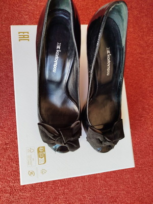 Γόβες Καλογήρου Peep Toe λουστρίνι με suede φιόγκο σαν καινούργιο, μαύρες