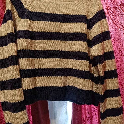 Pullover like new, size large with soft texture