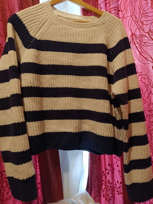 Pullover like new, size large with soft texture