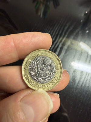 British one pound coin, dodecagonal 12-sided, 2017 design