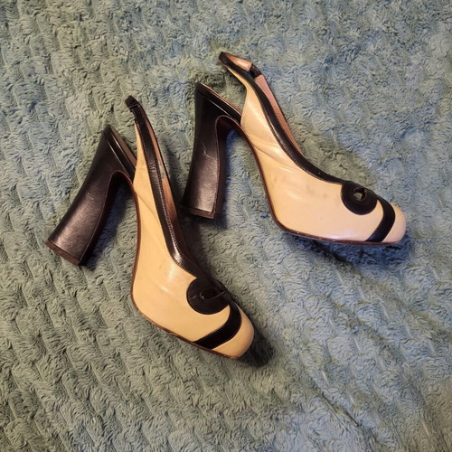 L'autre Chose leather pumps used with thick high heel, beige bow design