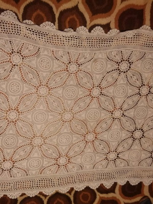 Handmade tablecloth like new 1.58 by 1.11