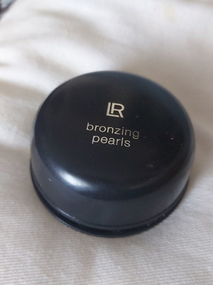 LR bronzing pearls used with deluxe powder gift
