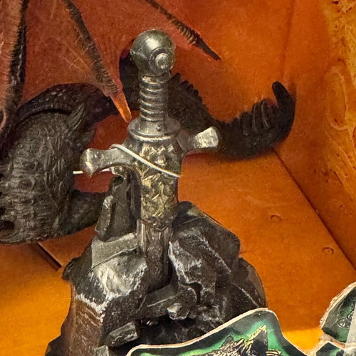Knight Quest for Dark Beasts figures like new with damaged packaging