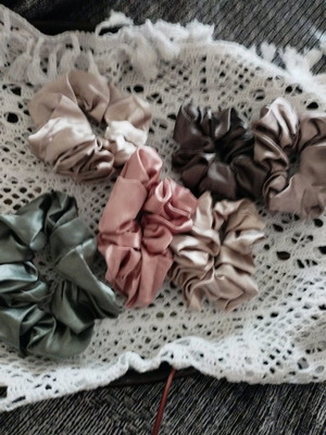 Αξεσουάρ μαλλιών μεγάλα scrunchies σατέν καινούργια