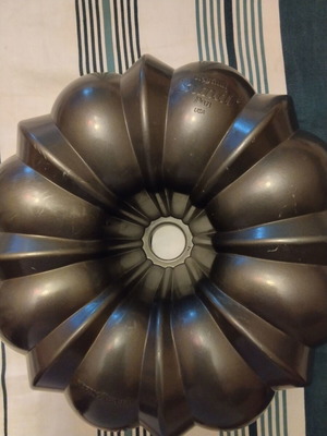 Nordic Ware Original Bundt Pan cake mold new, cast aluminum, 26cm