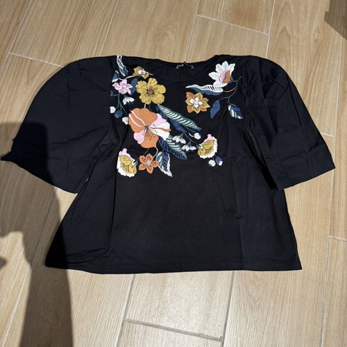 Zara women's blouse with floral designs size M, poplin sleeves like new