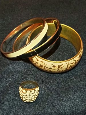 Bracelet and ring set like new, 4-piece in horn style