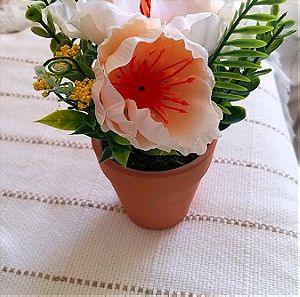 Διακοσμητική γλάστρα με ψευτικο λουλούδι.