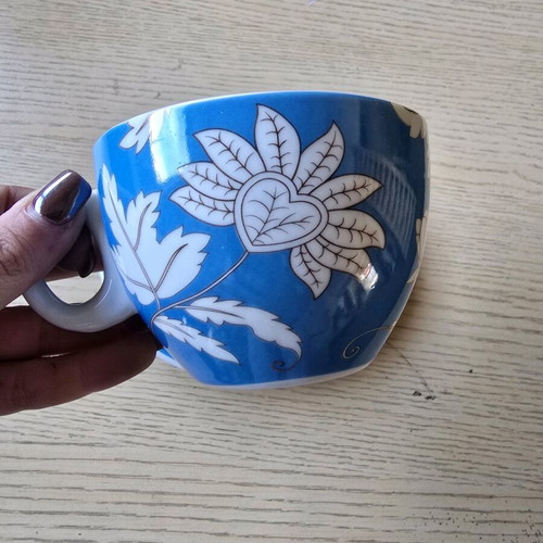 Large cups like new, set of 4 with saucers