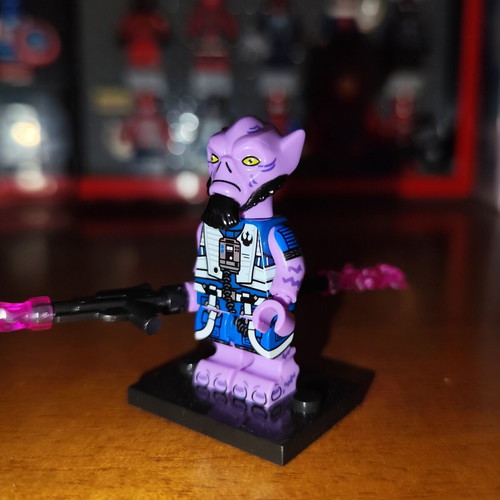 Zeb Orrelios New Republic Pilot figure like new with stand and AB-75 bo-rifle