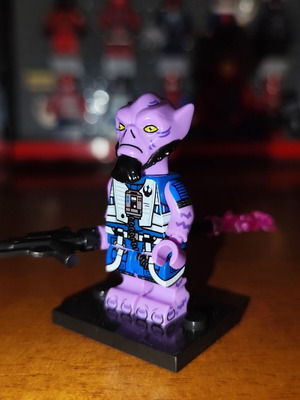 Zeb Orrelios New Republic Pilot figure like new with stand and AB-75 bo-rifle