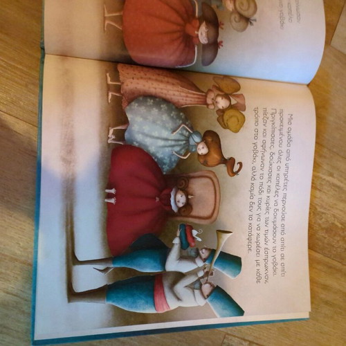 Cinderella fairy tale like new, large book with beautiful illustrations