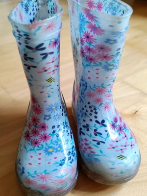 Floral Be Only rain boots No. 23 like new, small issue with right light