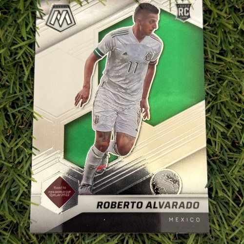 2021-22 Panini Mosaic FIFA Road to The World Cup Roberto Alvarado Rookie Card