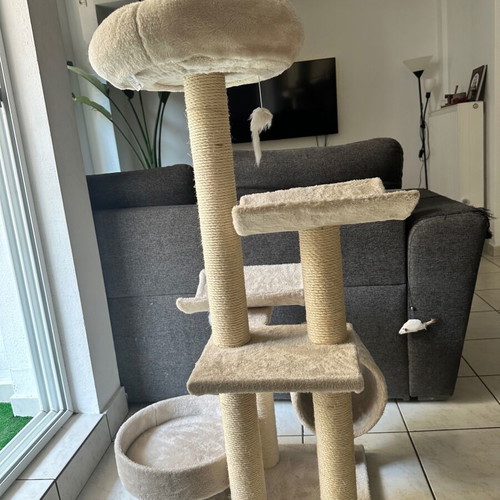 Cat tree with scratching posts