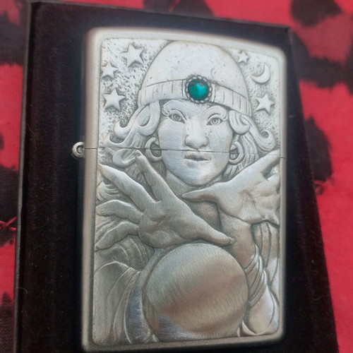 Zippo 2004 με σχέδιο μέντιουμ αναγλυφή, σαν καινούργιο
