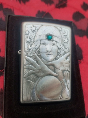 Zippo 2004 με σχέδιο μέντιουμ αναγλυφή, σαν καινούργιο