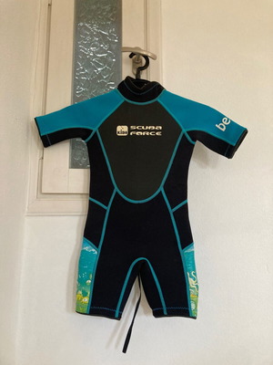 Παιδική στολή κολύμβησης μεταχειρισμένη, μέγεθος 4, πάχος 3 mm