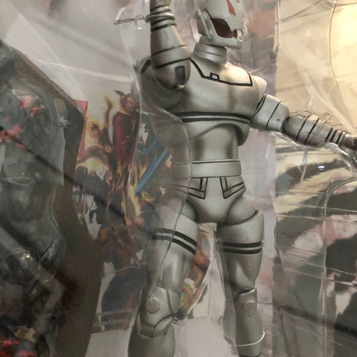 Ultron figure 7 inches Marvel Diamond Select new sealed with base