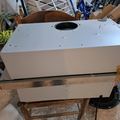 Crown extractor hood used with metal filters