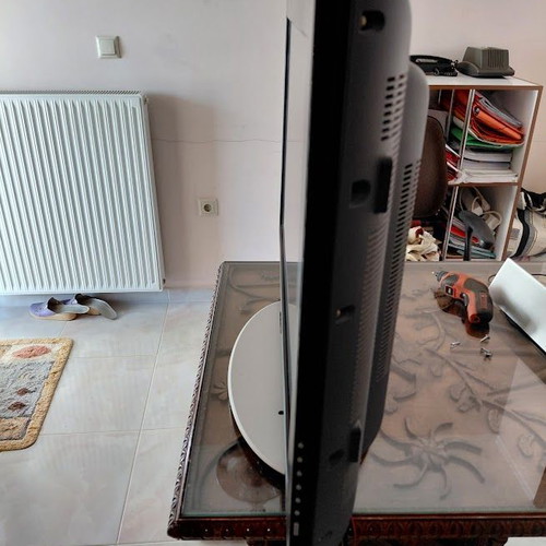 Color TV 32 inches used with detachable speakers and decoder