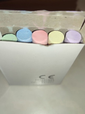 Chalk set like new, 5 colored and 3 white pieces