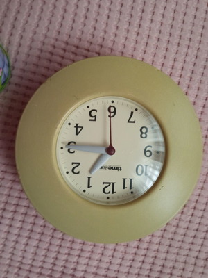 Wall clock analog, like new, 20 cm diameter