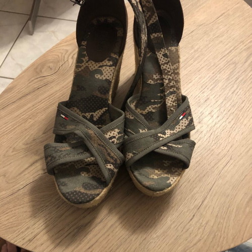 Tommy Hilfiger Women Platforms size 41 like new, beige and green