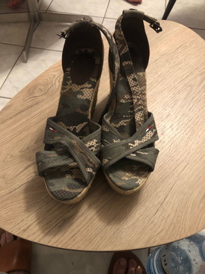 Tommy Hilfiger Women Platforms size 41 like new, beige and green