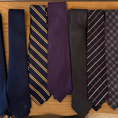 Pack of 9 silk ties Louis Vuitton, Boss, Ralph Lauren like new