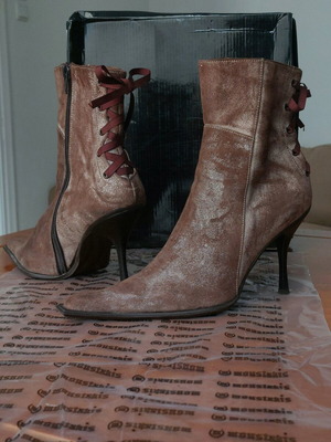 Moustakis brown heeled ankle boots like new, size 37
